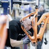 Ein Mann arbeitet an der Montage eines E-Bike-Rahmens.