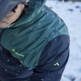 Abperlende Wassertropfen auf der Schulterpartie einer Jacke eines Radfahrers.