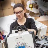 Eine Frau verpackt eine Fahrradtasche.
