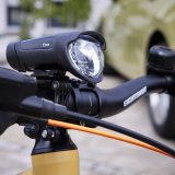 Akku-Leuchte an Kinderfahrrad