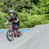 Kind fährt Mountainbike