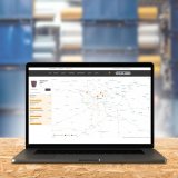 Ein Laptop mit einer Kartenanwendung geöffnet.