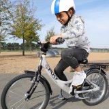 Ein Kind fährt Rad.