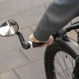 Ein Rückspiegel am Lenker eines Fahrrads.