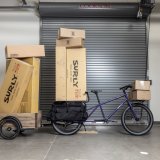 Fahrrad mit langem Gepäckträger und Anhänger mit Kartons