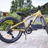 Kinder-Mountainbike steht in Einfahrt.