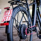 Ein rotes Kennzeichen am hinteren Schutzblech eines E-Bikes.