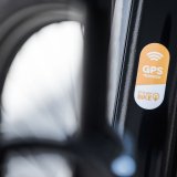 Ein GPS-Logo auf einem schwarzen Gegenstand.