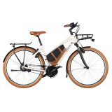 Ein City-E-Bike vor weißem Hintergrund.