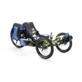 Ein Liegedreirad mit Gepäcktaschen.