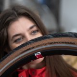 Frau mit Fahrradreifen