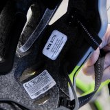 Etiketten mit verschiedenen Deklarationen und Hinweisen auf der Innenseite eines Fahrradhelmes.