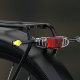 Detailaufnahme eines Blinkers an Schutzblech montiert.