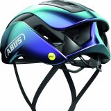 Ein grün und blau changierender Fahrradhelm von schräg hinten vor weißem Hintergrund.