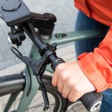 Ansicht des Lenkers eines Fahrrads mit einer Hand am Griff.