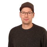 Mann mit Mütze im Porträt