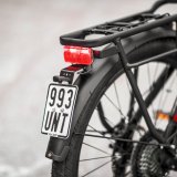 Detailaufnahme des Kennzeichens am hinteren Gepäckträger eines S-Pedelecs.