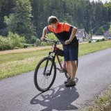 Mann testet Federgabel an Mountainbike.