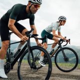 Zwei Personen fahren Rennrad in der Natur.