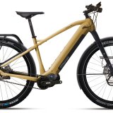 Ein E-Bike mit Gepäckträgern hinten und vorne und Schutzblechen.