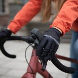 Ansicht eines Rennradlenkers mir den Händen einer Person, die Handschuhe trägt.