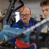 Zwei Personen betrachten ein Liegerad aus der Nähe.