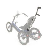 Eine Unterarmgehstütze an der Rückseite des Sitzes eines Liegedreirads.