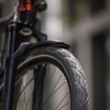 Das Profil eines Fahrradreifens, montiert am Vorderrad.