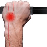 Draufsicht auf eine Hand am Fahrradlenker, überlagert von grafischen Elementen, die Nervenbahnen und einen kritischen Punkt repräsentieren.