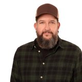 Mann mit Mütze im Porträt