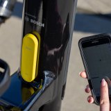 Smartphone mit GPS-Sensor an E-Bike
