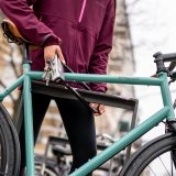 Ein Fahrrad wird an einem Fahrradständer angeschlossen.