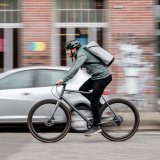 Ein Mann fährt auf einem Fahrrad durch die Stadt