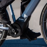 Ansicht des Bereiches um den Motor eines E-Bikes während der Fahrt.