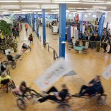 Eine Teststrecke für Spezialräder in einer Messehalle.