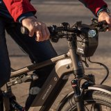 Der vordere Bereich eines E-Bikes mit einer Lampe mit ungewöhnlich großem Gehäuse am Lenker.