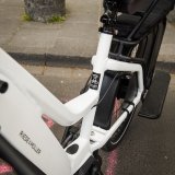 Detailaufnahme eines E-Bike-Rahmens mit einem Aufkleber, der auf einen GPS-Tracker hinweist.