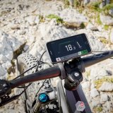 Ein Smartphone am Lenker eines E-Bikes.