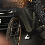 Detailaufnahme eines E-Bike-Rahmens im Straßenverkehr.