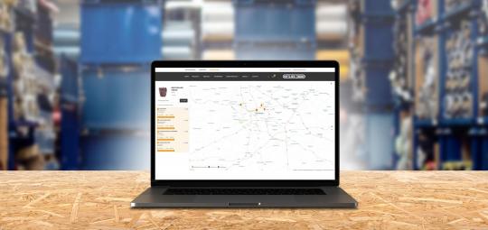 Ein Laptop mit einer Kartenanwendung geöffnet.