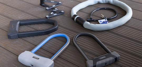 Mehrere Fahrradschlösser auf dem Boden