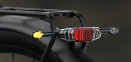 Detailaufnahme eines Blinkers an Schutzblech montiert.