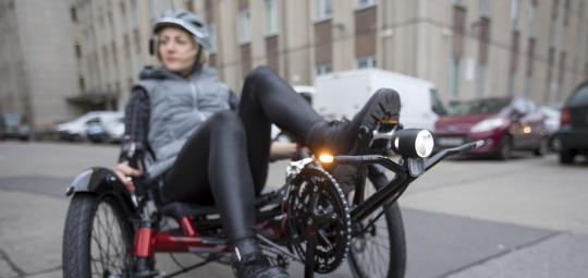 Frontscheinwerfer und Blinker an einem Liegedreirad.