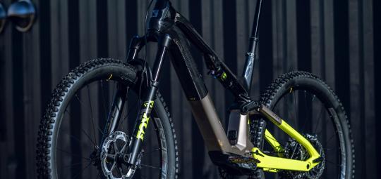 E-Mountainbike vor Wand