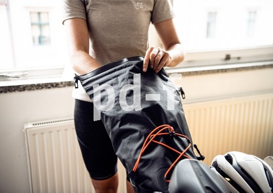 Es ist schon erstaunlich, wieviel Gepäck sich in einer Bikepacking-Satteltasche unterbringen lässt. Zudem schützt sie den Rücken vor emporgeschleudertem Dreck und Nässe.