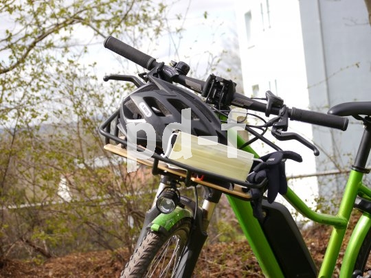 Gehört aktuell zur vollständigen Ausrüstung für eine Radtour: der Mundschutz. Dieser ist von Fahrer Berlin und heiß waschbar. Er schützt nicht nur im Gespräch vor fliegenden Tröpfchen, sondern auch im Stadtverkehr vor Staub.