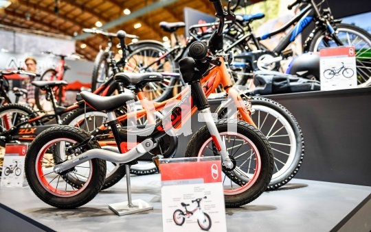 Kinderräder gibt es in unterschiedlichen Größen, damit Kinder in allen Altersstufen auf ihre Kosten kommen.