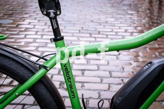 Für Viel- und Langstreckenfahrer eine echte Empfehlung: die Sattelstützenfederung. Die Räder von Anbieter Velotraum lassen sich weitgehend individuell konfigurieren; nicht nur für Reiseradler eine interessante Möglichkeit.