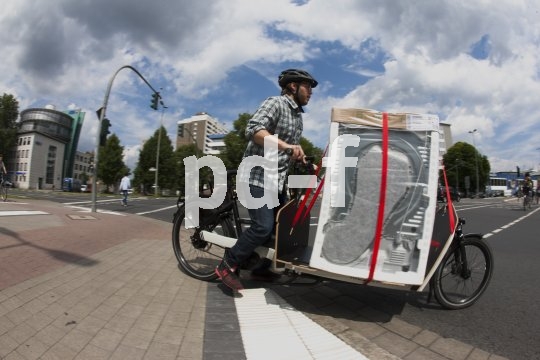Das Anfahren ist etwas schwierig, aber wenn das Lastenrad in Schwung kommt, lässt es sich selbst beim Transport von Weißer Ware gut steuern.