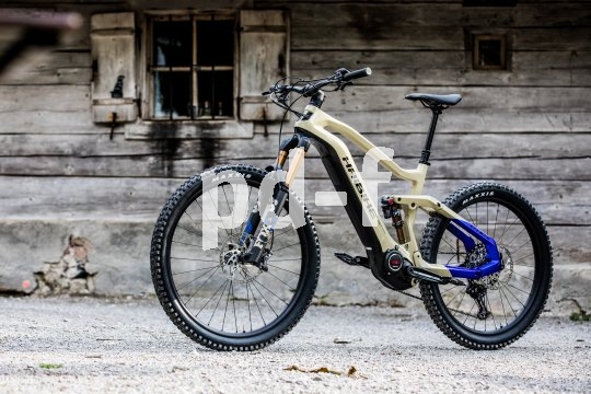 Top-Technik am Mountainbike schließt immer häufiger eine elektrische Unterstützung mit ein. Damit kommt man höher und weiter über die Berge, von schneller gar nicht zu reden.